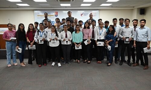 Jaipuria Institute of Management, Ghaziabad distribute tablets to the MBA students supporting the UP Free Tablet Yojana 2021