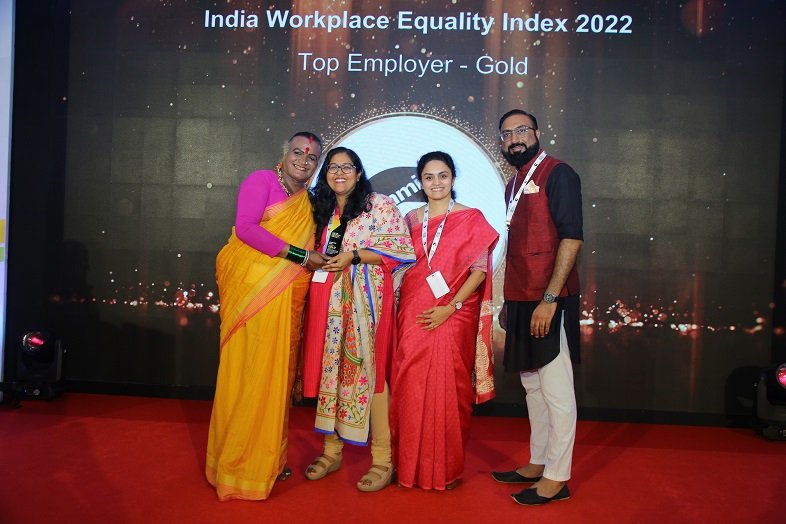 Padmashree Dr. Manjamma Jogathi and Co-founder of Pride Circle Srini Ramaswamy presenting the Gold Award to Cummins PRIDE team