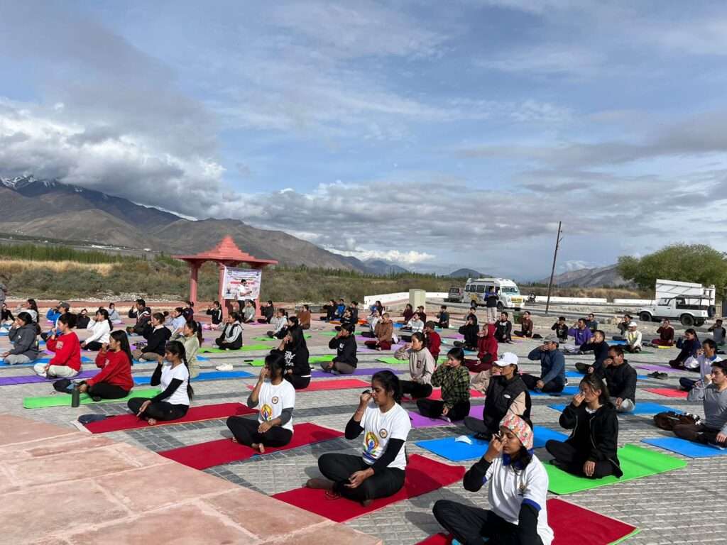 "Unlocking the Power of Yoga: AIIA and IIT Delhi Develop Device to Enhance Memory and Combat Alzheimer's"