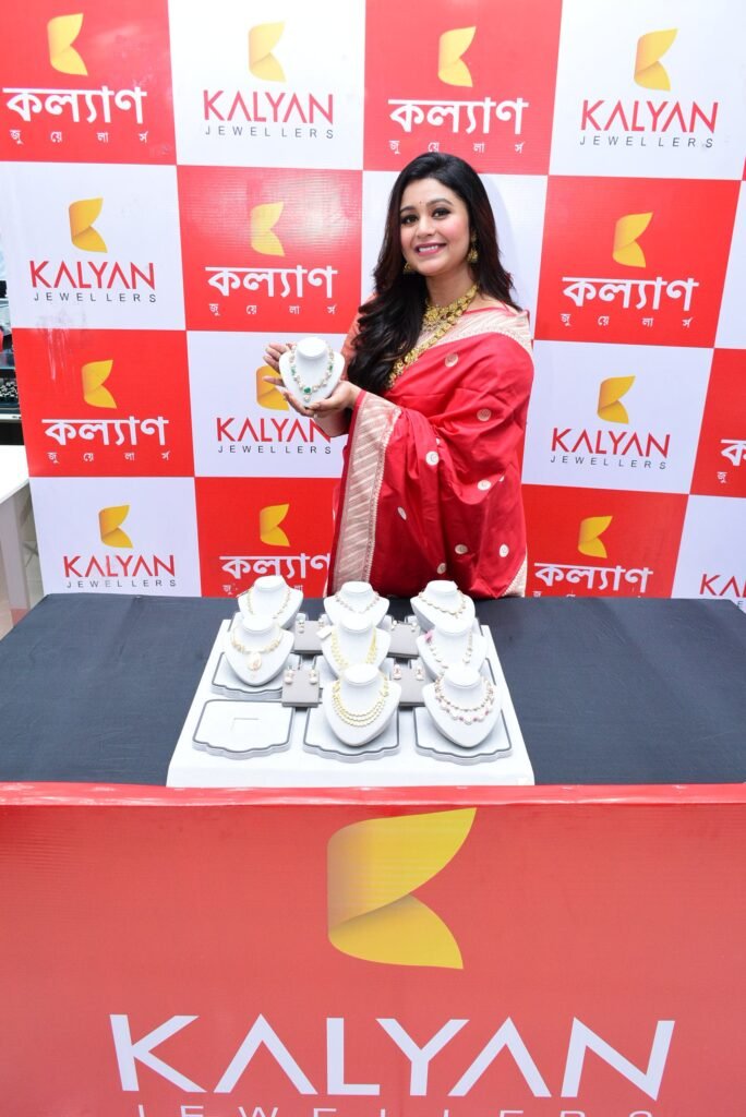  Kalyan Jewellers launches exclusive Akshaya Tritiya collection in Kolkata with Ritabhari Chakraborty 