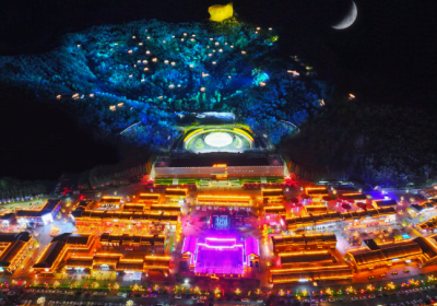 The large-scale live show “Emperor Kangxi’s Grand Ceremony” ignites the peak tourist season in Hebei-Chengde